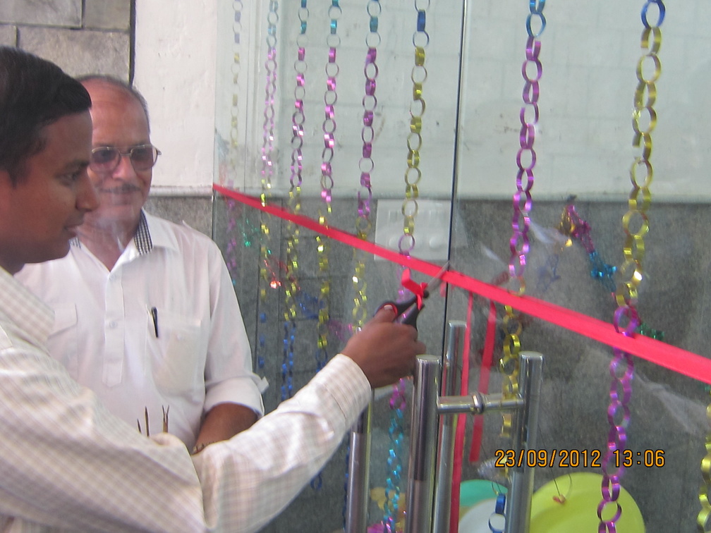Dr. Venkata Krishnan cutting Ribbon 