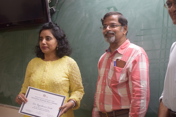 Dr. Rajeshwari Dutt getting Teaching honour roll award 